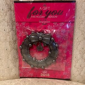 Wreath ornaments- silver ( palm size)